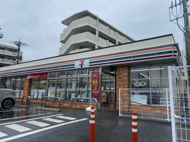 近くのコンビニまで630m（徒歩8分）