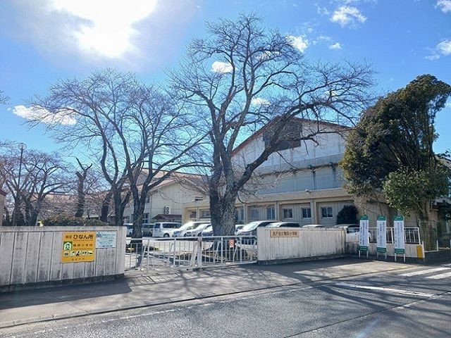 近くの水戸市立堀原小学校まで800m(徒歩10分)