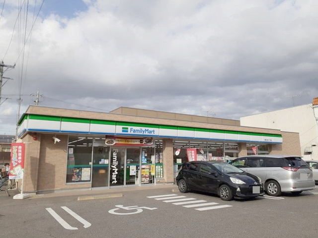 近くのファミリーマート 岡崎上里２まで700m（徒歩9分）