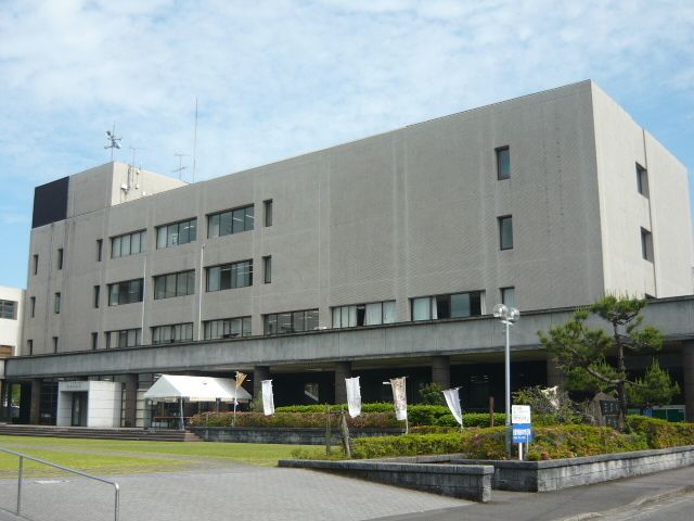 近くの日置市役所まで1,800m（徒歩23分）