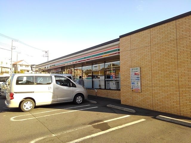 近くのコンビニまで700m（徒歩9分）