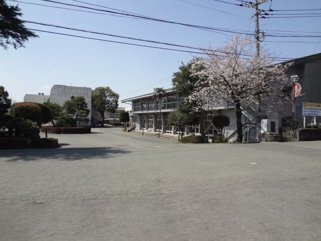 近くの中学校まで650m（徒歩9分）