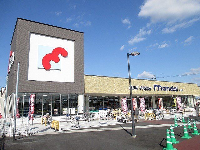 近くの万代坊城店まで400m（徒歩5分）