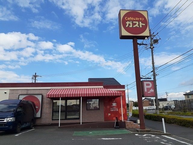 近くのガスト碧南店まで300m(徒歩4分)