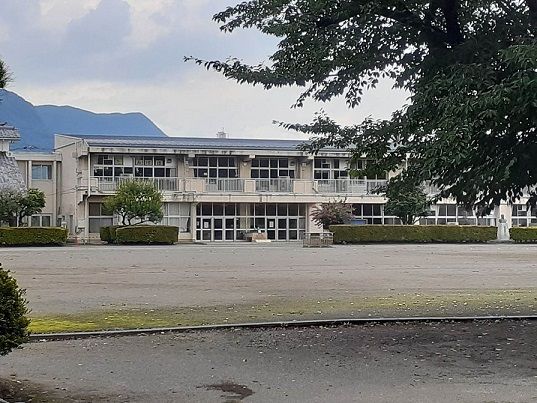 近くの沼田市立沼田小学校まで1,100m（徒歩14分）