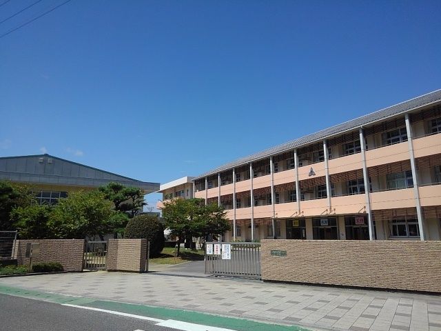 近くの観音寺市立柞田小学校まで1,300m（徒歩17分）