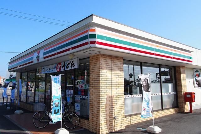 近くのコンビニまで700m（徒歩9分）