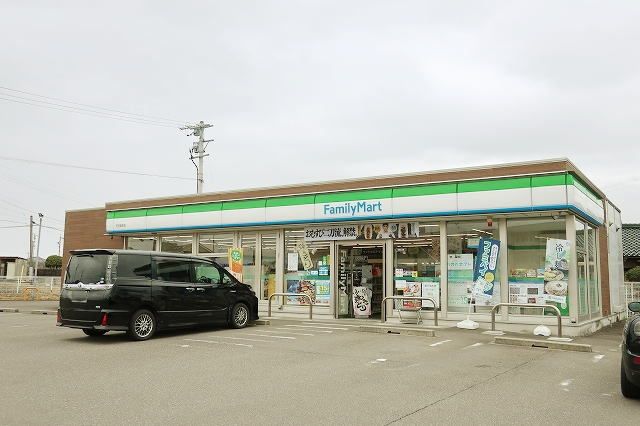 近くのファミリーマートまで300m（徒歩4分）
