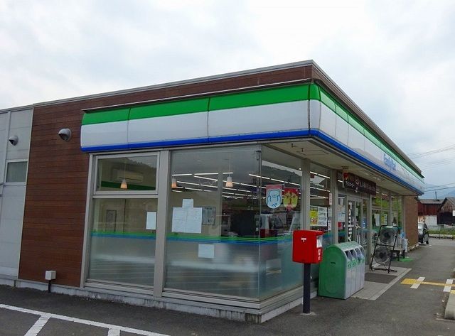 近くのコンビニまで650m（徒歩9分）