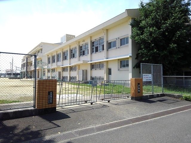 近くの中学校まで480m（徒歩6分）