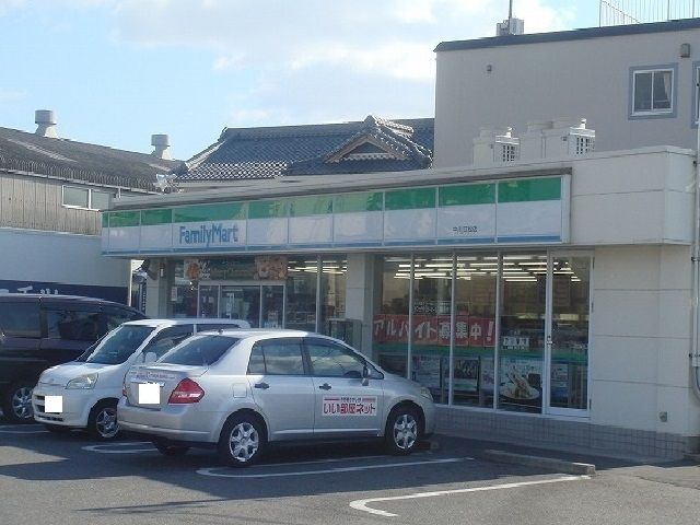 近くのファミリーマートまで400m（徒歩5分）