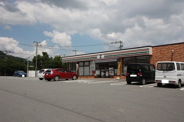 近くのセブンイレブンまで550m（徒歩7分）