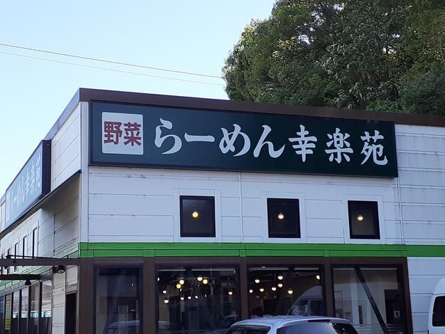 近くの飲食店まで400m（徒歩5分）