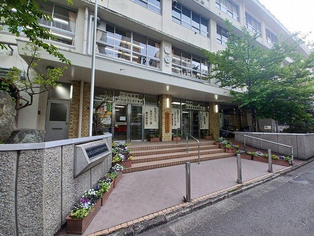 近くの御徒町台東中学校まで974m(徒歩13分)