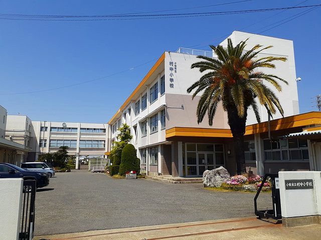近くの小牧市立　村中小学校まで1,400m（徒歩18分）