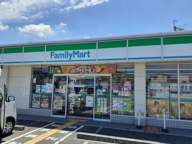 近くのファミリーマート様まで1,100m(徒歩14分)