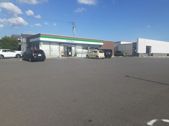 近くのファミリーマート大村小路口町店まで290m(徒歩4分)