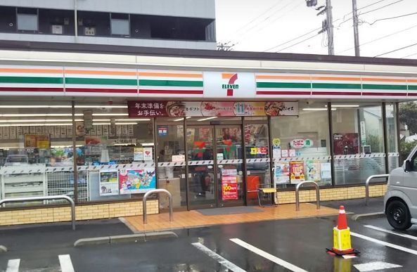 近くのセブンイレブンまで450m（徒歩6分）