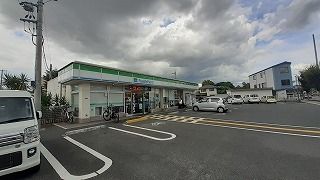 近くのファミリーマートまで600m（徒歩8分）
