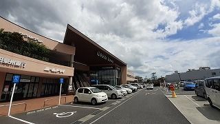 近くのオアシスタウンまで650m（徒歩9分）