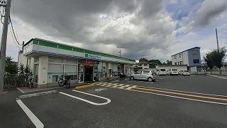 近くのファミリーマートまで600m（徒歩8分）