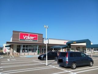 近くのスーパーマーケットバロー松任東まで300m(徒歩4分)