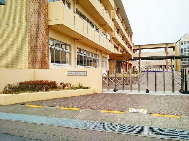 近くの小学校まで1,000m（徒歩13分）
