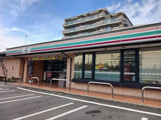 近くのコンビニまで377m（徒歩5分）