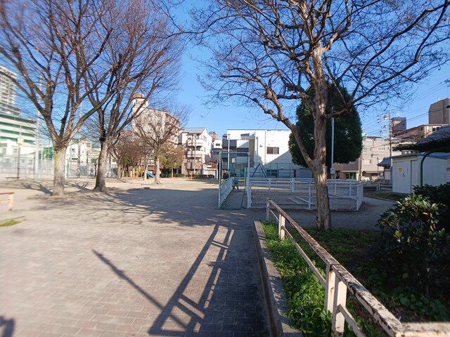 近くの吉野町公園まで240m（徒歩3分）