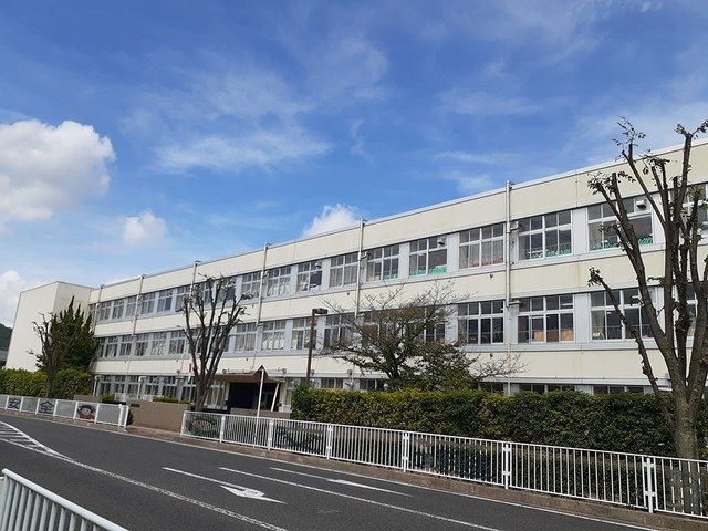 近くの東近江市立八日市北小学校まで1,210m(徒歩16分)