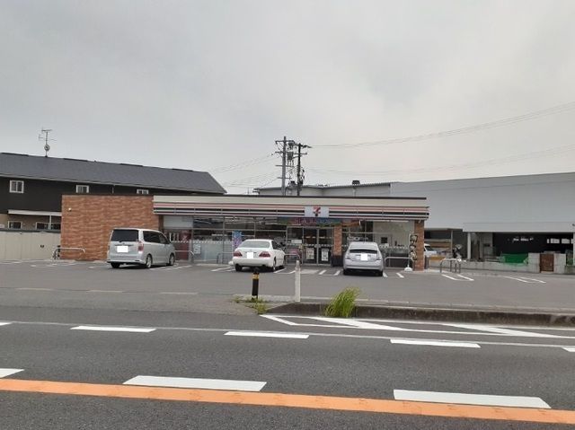 近くのセブンイレブン原町日の出町店まで300m（徒歩4分）