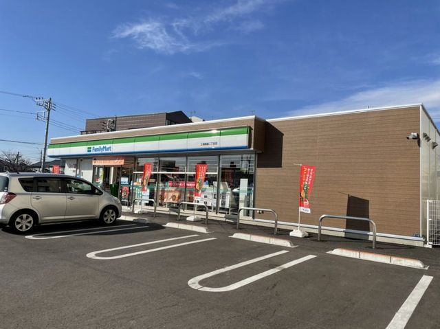 近くのコンビニまで700m（徒歩9分）