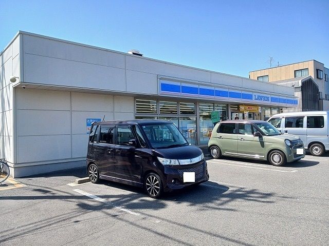 近くのコンビニまで300m（徒歩4分）
