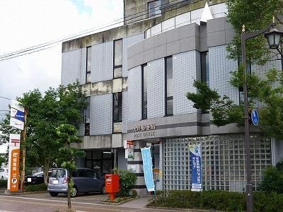 近くの郵便局まで1,000m（徒歩13分）