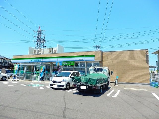 近くのファミリーマート東員町六把野店まで700m（徒歩9分）