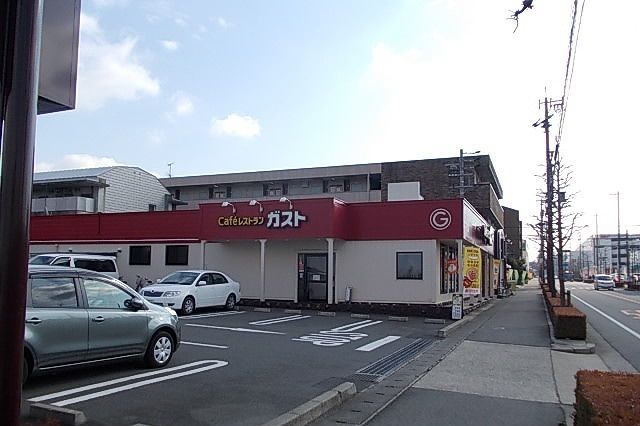 近くのガストまで750m(徒歩10分)