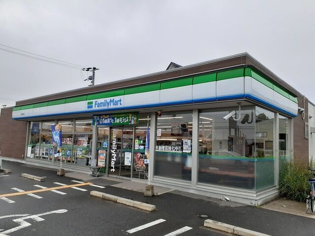 近くのファミリーマート様まで600m（徒歩8分）