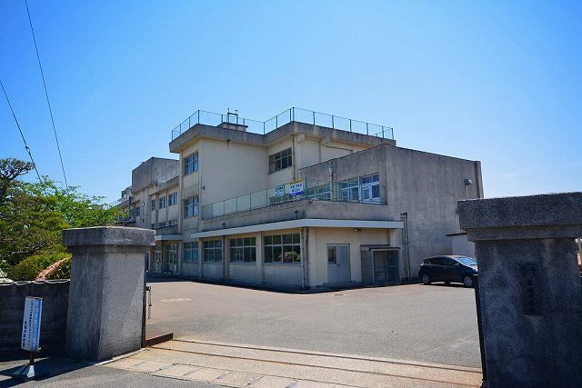 近くの築上町立　築城中学校まで800m（徒歩10分）