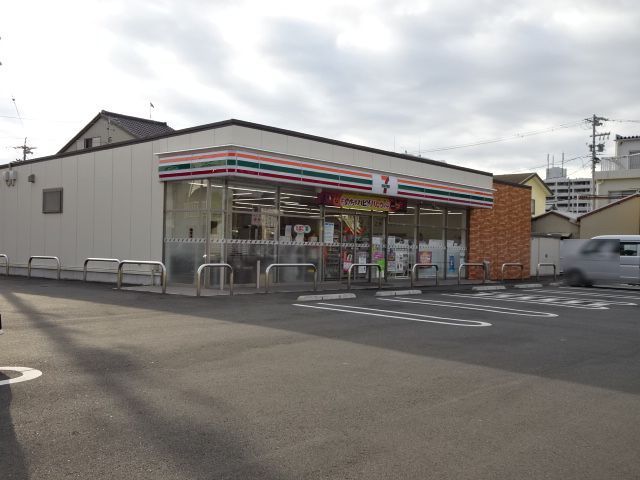 近くのセブンイレブン　本町３丁目店まで600m（徒歩8分）