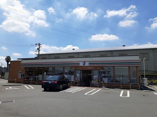 近くのコンビニまで180m（徒歩3分）