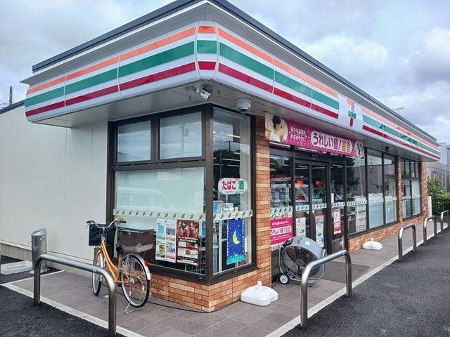 近くのコンビニまで660m（徒歩9分）