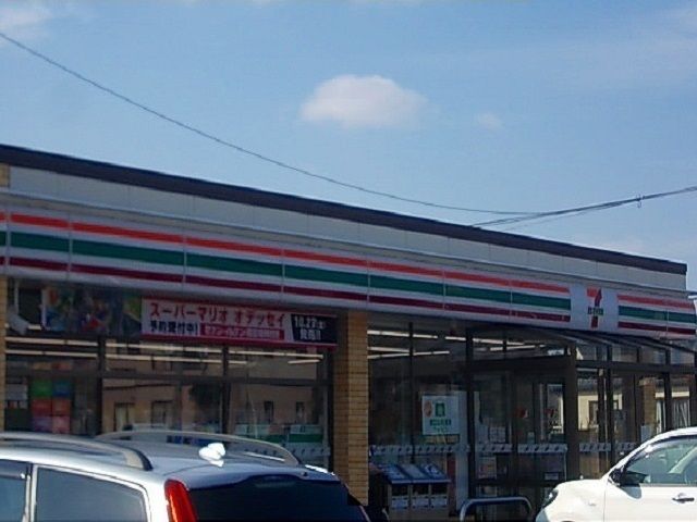 近くのコンビニまで635m（徒歩8分）