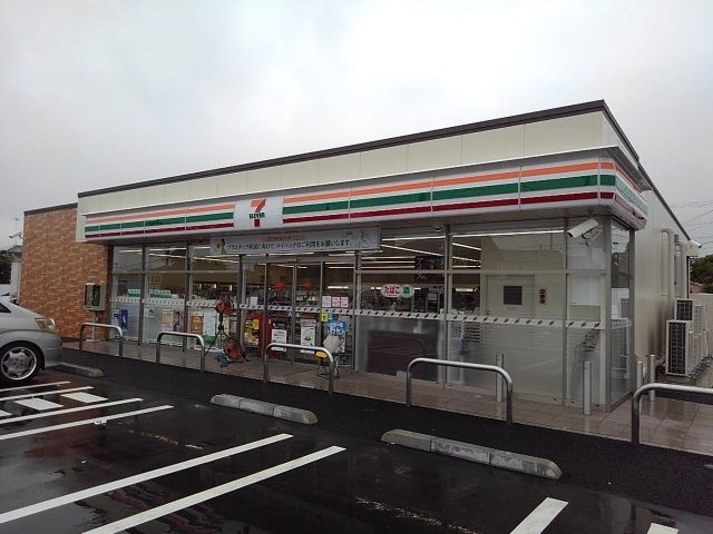 近くのコンビニまで550m（徒歩7分）