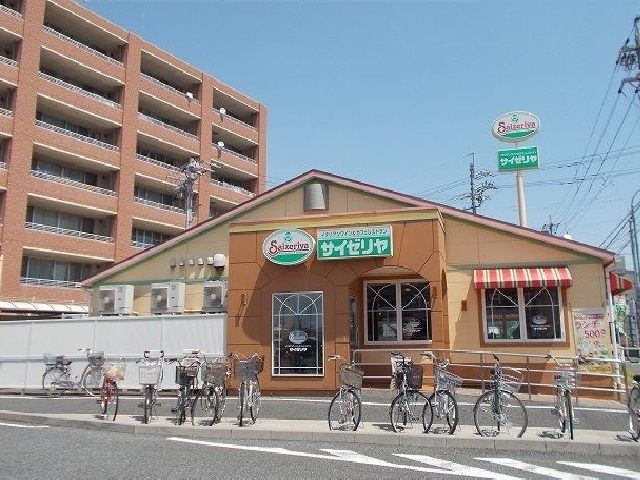 近くの飲食店まで1,000m（徒歩13分）