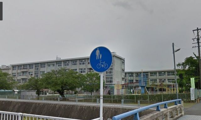 近くの小学校まで350m（徒歩5分）