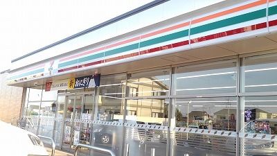 近くのコンビニまで270m（徒歩4分）