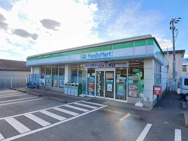 近くのファミリーマート 三川店まで600m(徒歩8分)