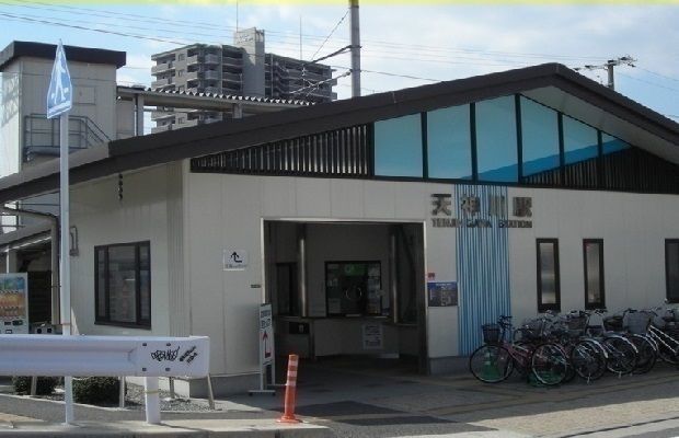 近くの天神川駅まで2,800m（徒歩35分）