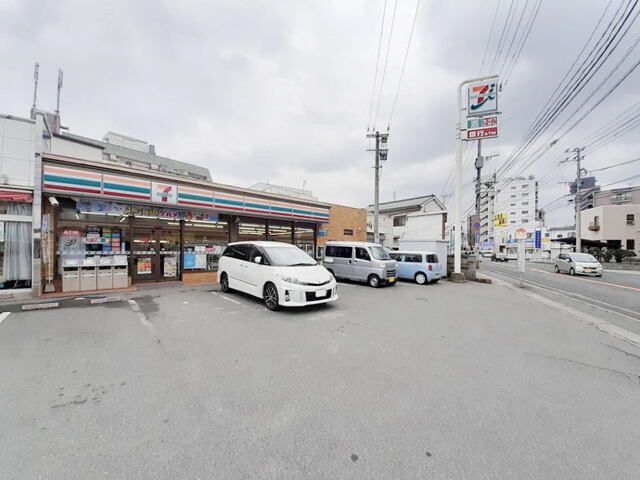 近くのコンビニまで1,000m（徒歩13分）