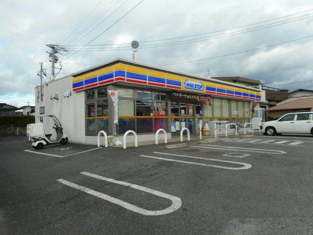 近くのコンビニまで2,600m（徒歩33分）